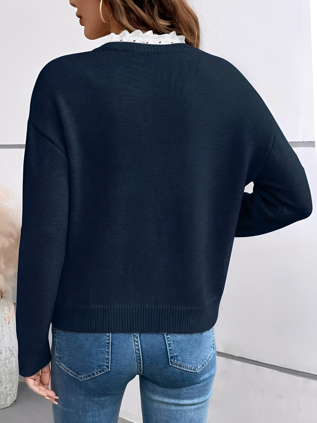 Victoria | Chic Knitted Sweater with Elegant Lace Collar