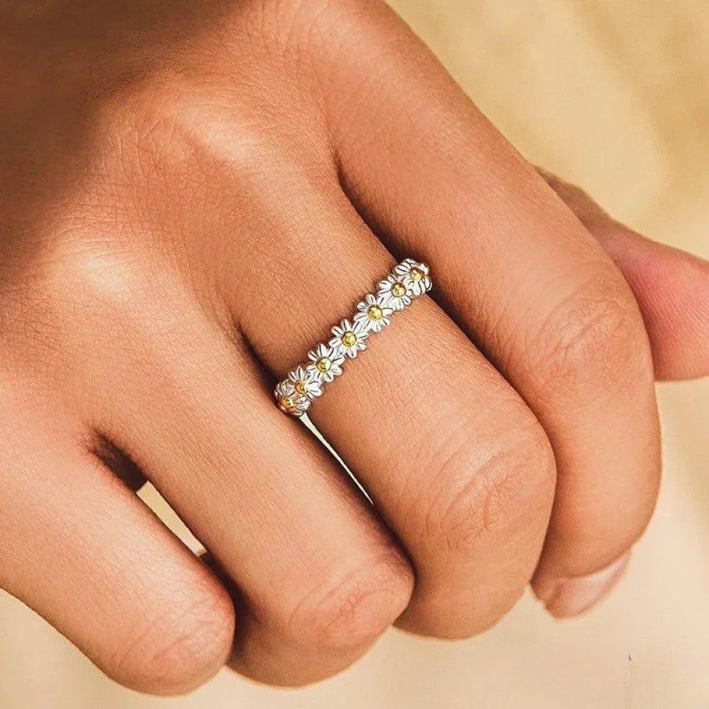 Victoria | Adjustable Silver Ring with Hand-Painted Enamel Daisy